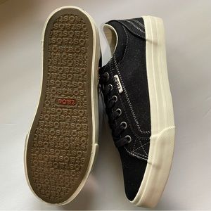 Taos Plim Soul Womens - never used
Black
Size 9